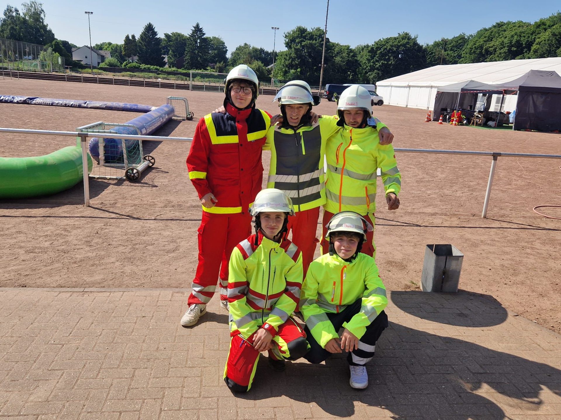 Gruppe in Sicherheitskleidung draußen