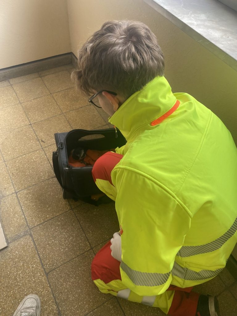 Menschenmenge bei Nachtspaziergang