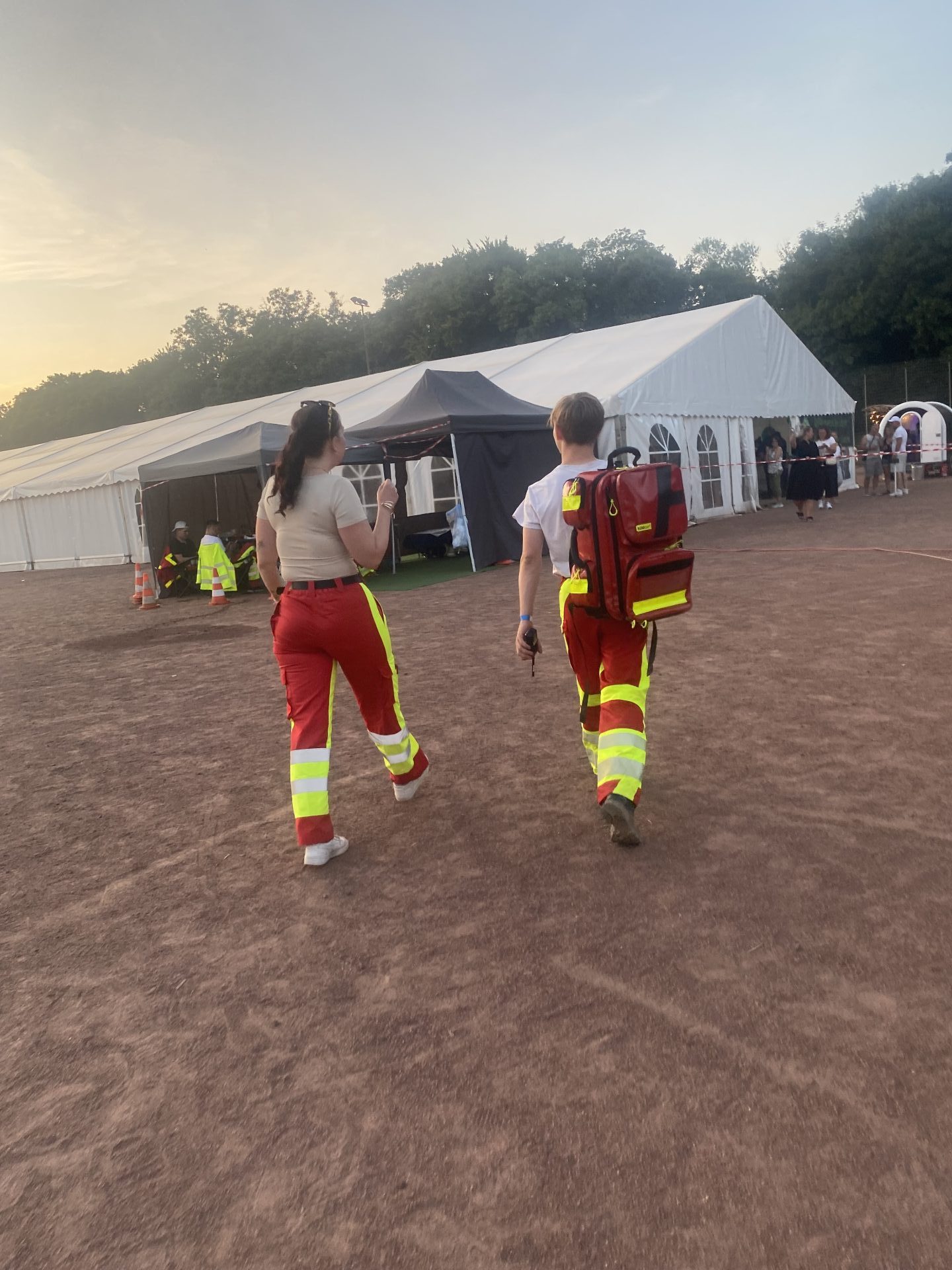 Arbeiter auf einem Sportplatz