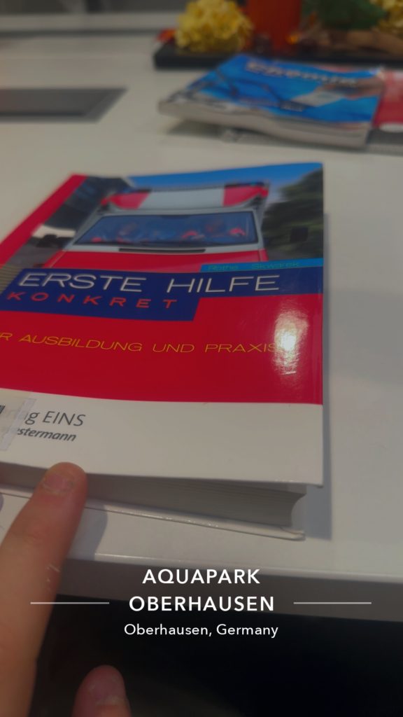 Polizeiwagen in dunkler Straße