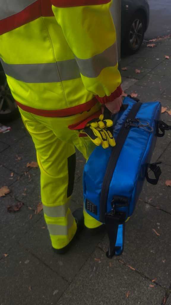 Einsatzkräfte stehen vor Fahrzeug