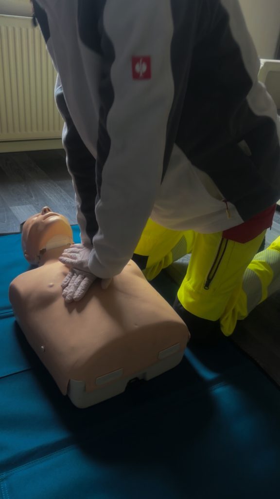 Person in gelber Sicherheitskleidung