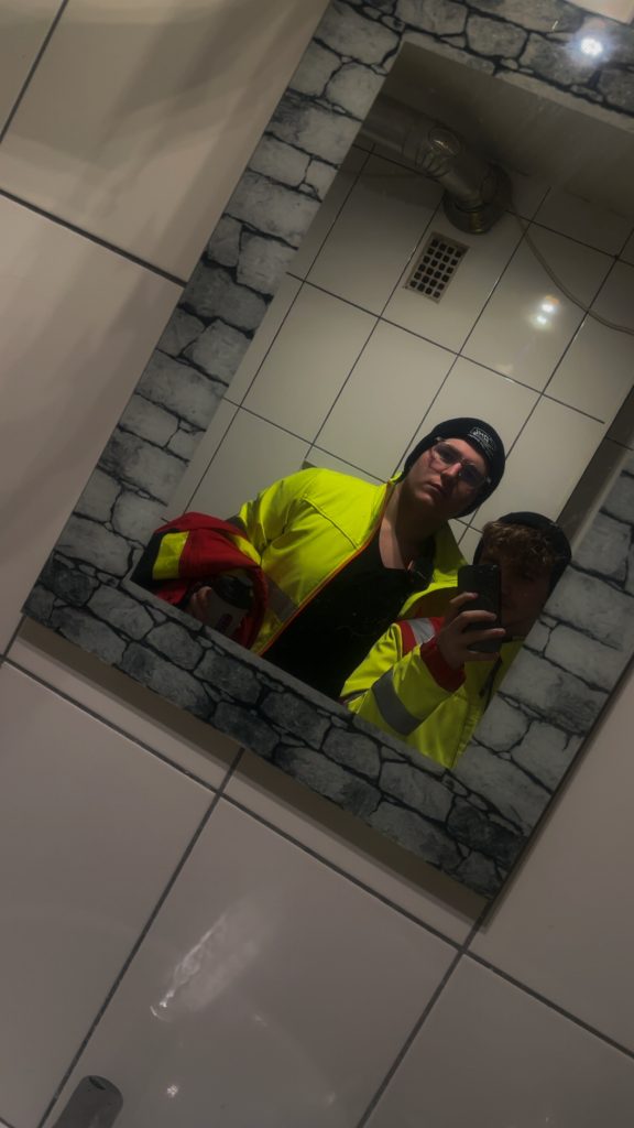 Person im reflektierenden Anzug nachts