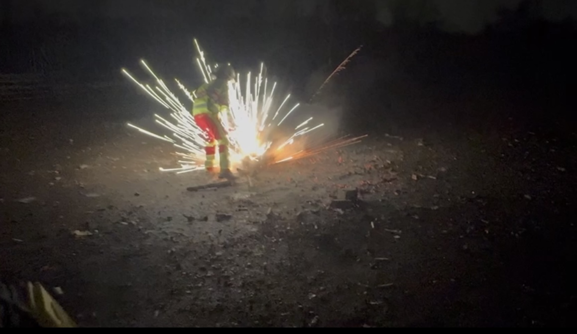Person löst Feuerwerk aus
