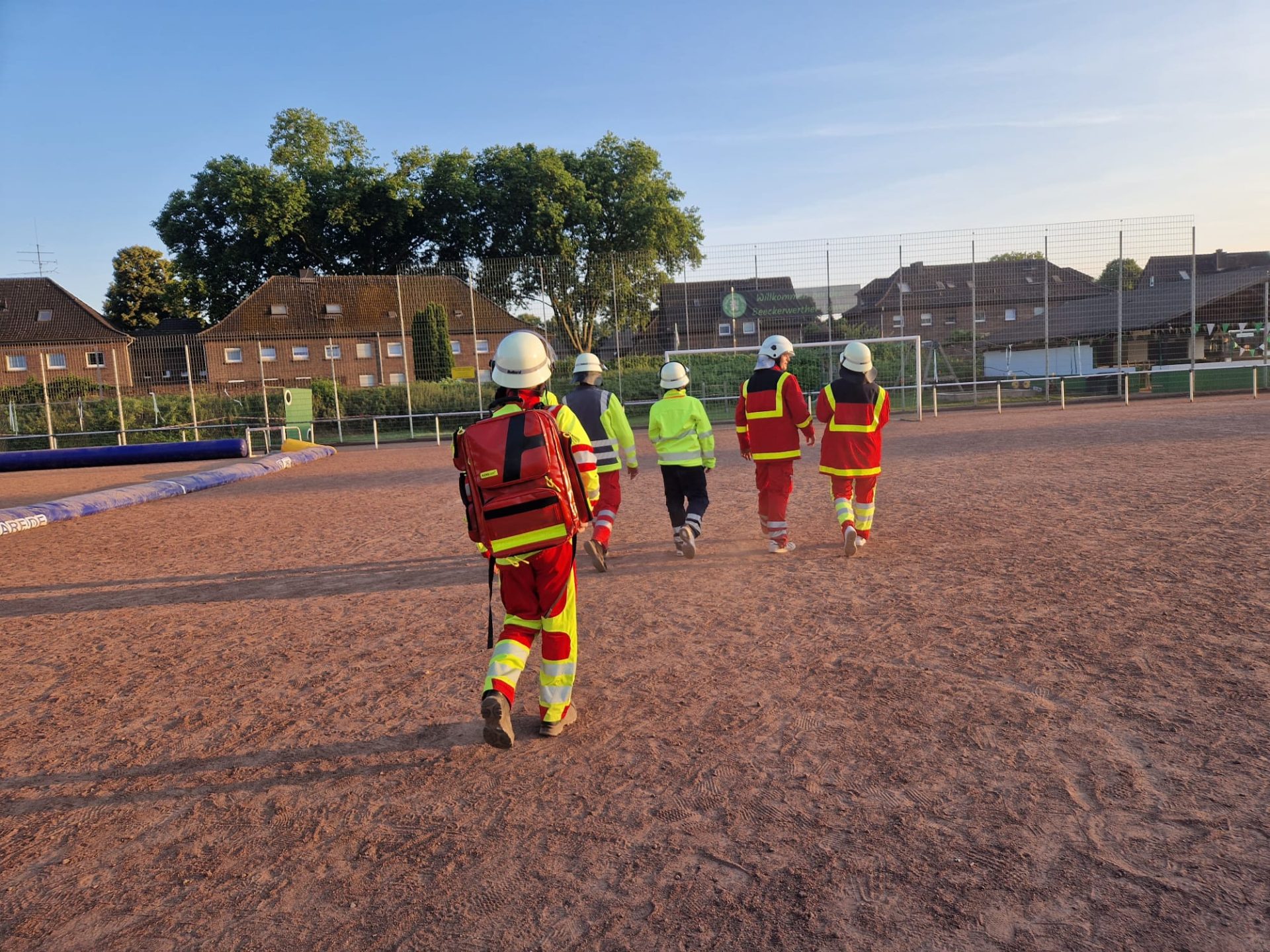 Person mit Trage in Fahrzeug