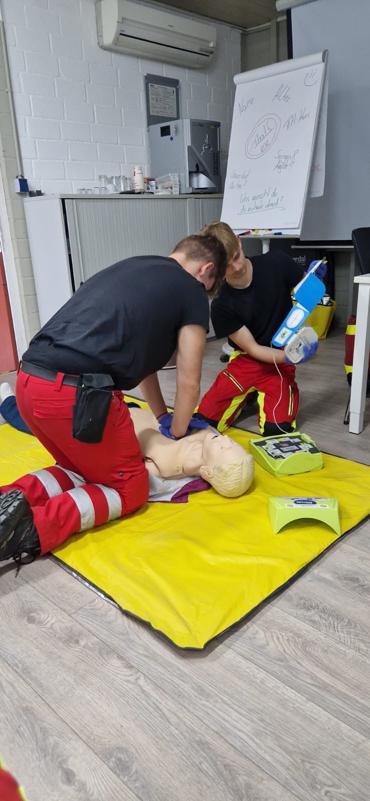 Rettungskräfte gehen zum Zelt